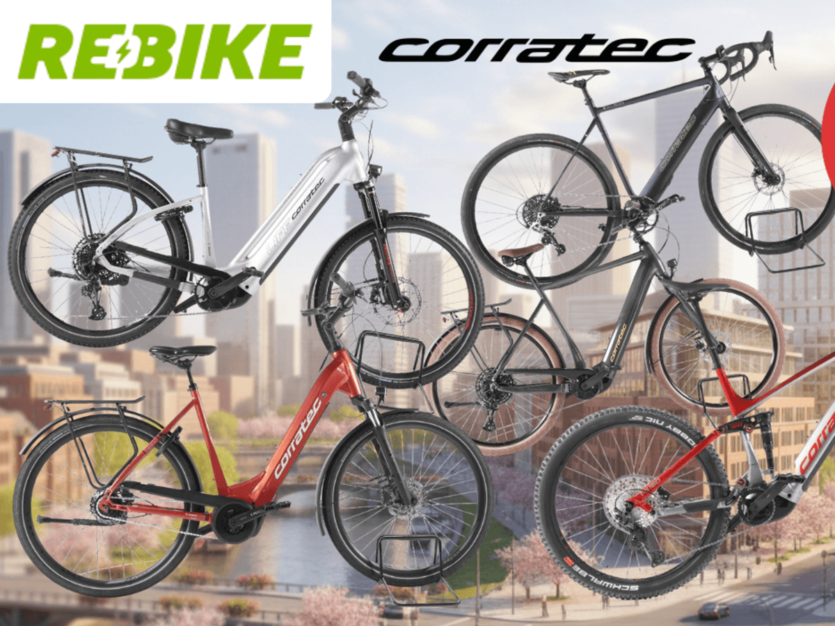 Mehrere Corratec E‑Bikes unterschiedlicher Typen – darunter Trekking-, City- und Mountainbikes – vor einem urbanen Großstadt-Hintergrund.