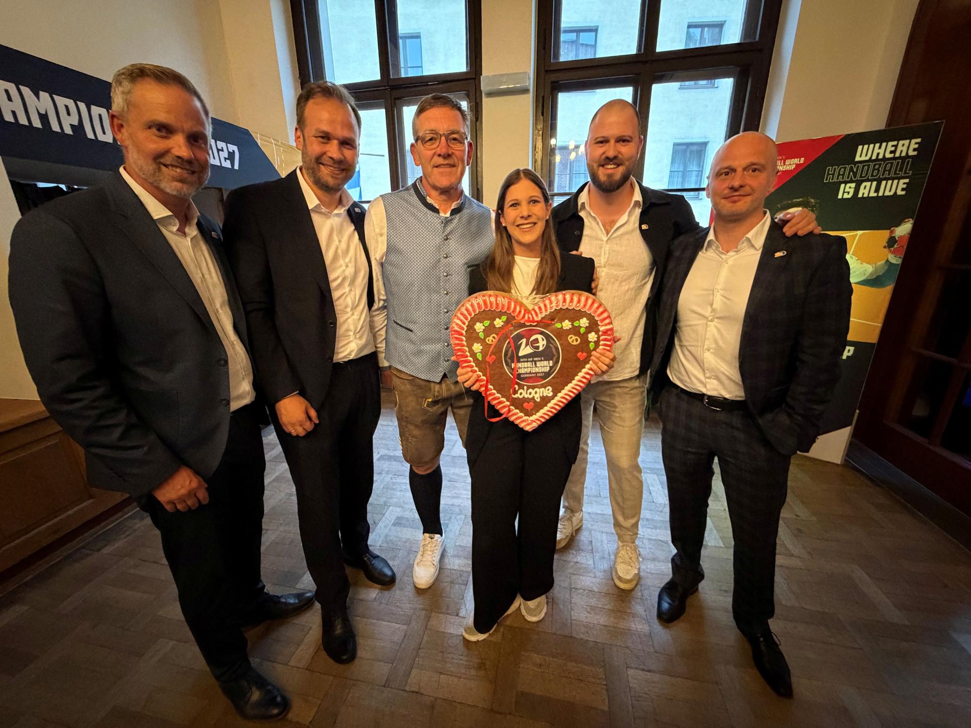 Die Delegation von Stadt Köln und Lanxess-Arena mit Alfred Gislason.