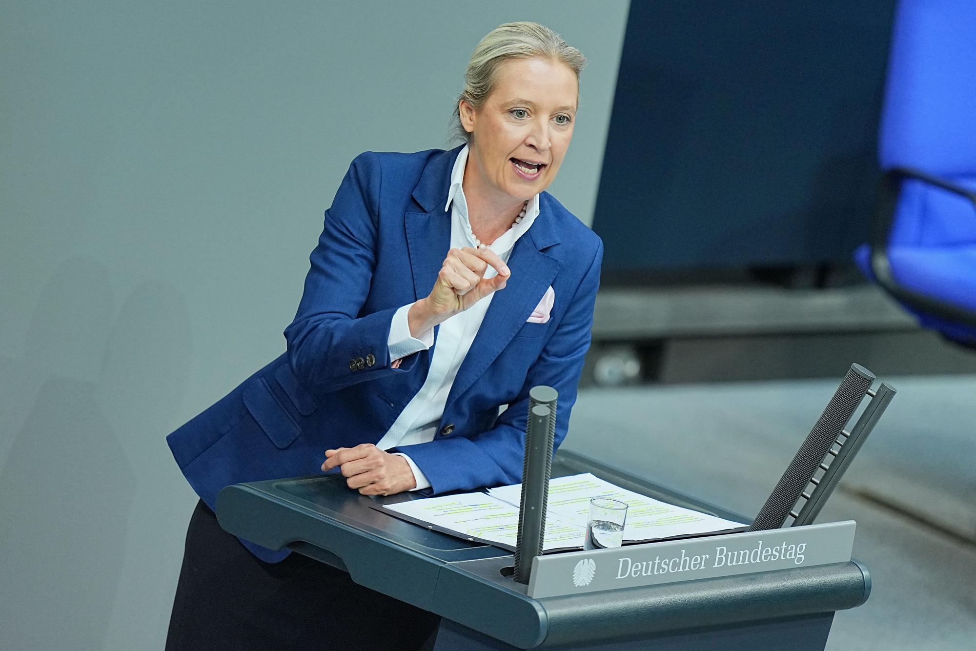 Alice Weidel (AfD) spricht im Plenarsaal nach der Regierungserklärung des Bundeskanzlers.