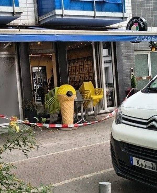 Vor einer Eisdiele hängt eine Absperrung der Polizei.