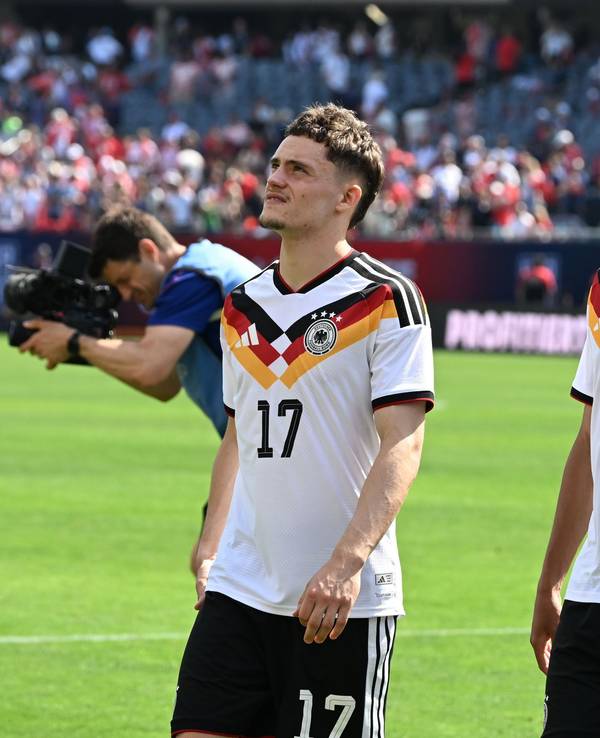 Florian Wirtz, Jamal Musiala und Torhüter Manuel Neuer gehen nach dem Abpfiff der Test-Partie gegen die USA vom Feld.