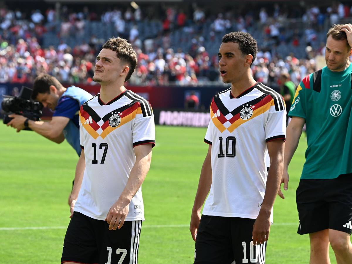 Florian Wirtz, Jamal Musiala und Torhüter Manuel Neuer gehen nach dem Abpfiff der Test-Partie gegen die USA vom Feld.