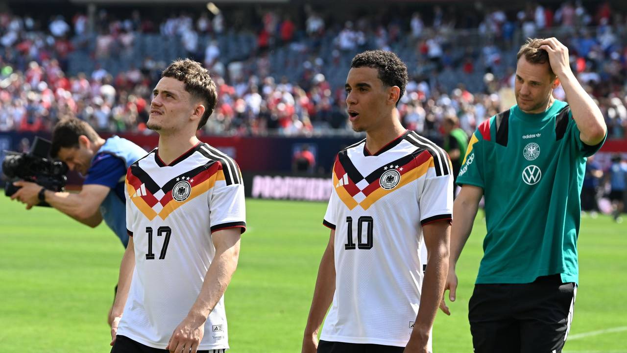 Florian Wirtz, Jamal Musiala und Torhüter Manuel Neuer gehen nach dem Abpfiff der Test-Partie gegen die USA vom Feld.