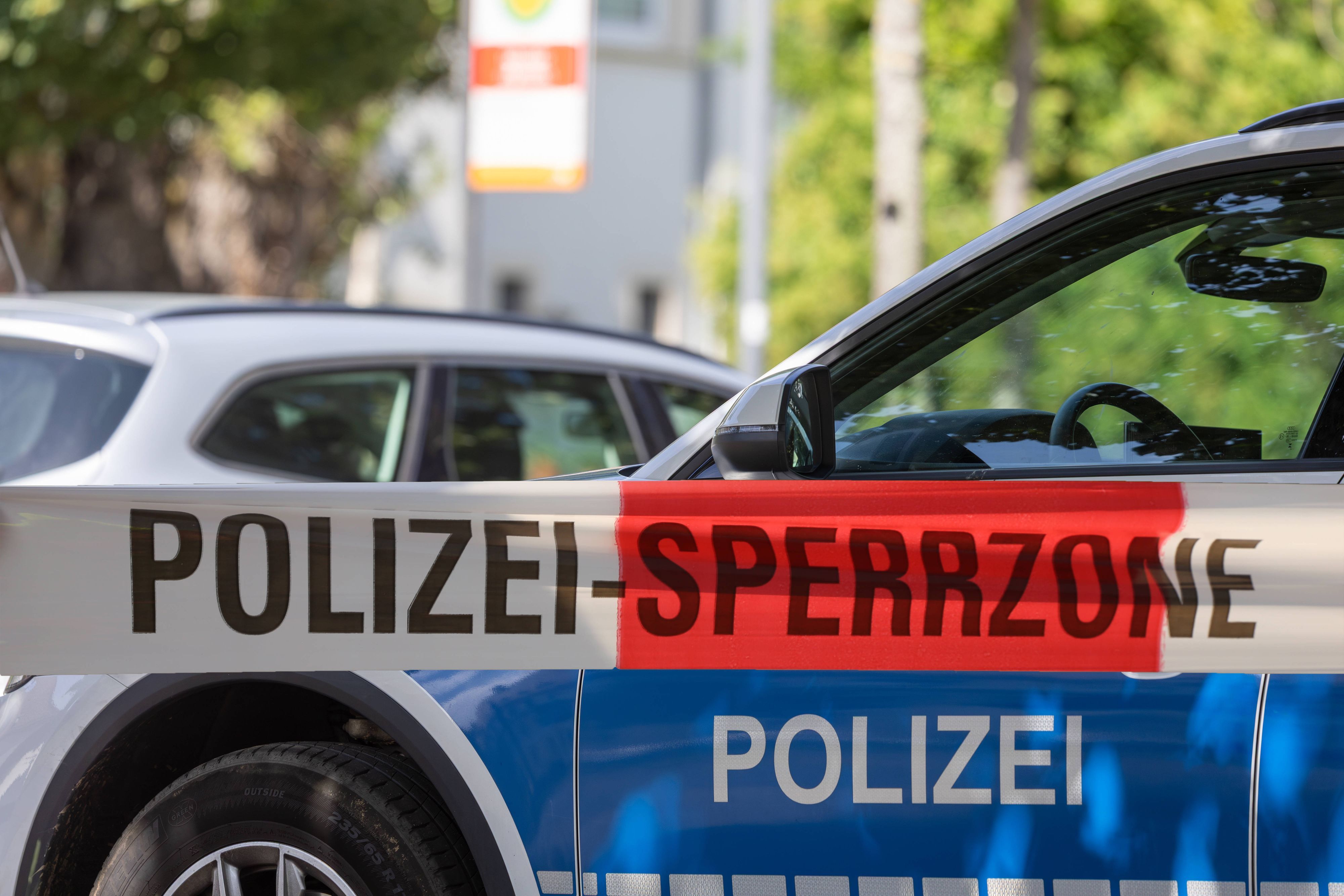 Absperrband der Polizei vor Einsatzfahrzeugen