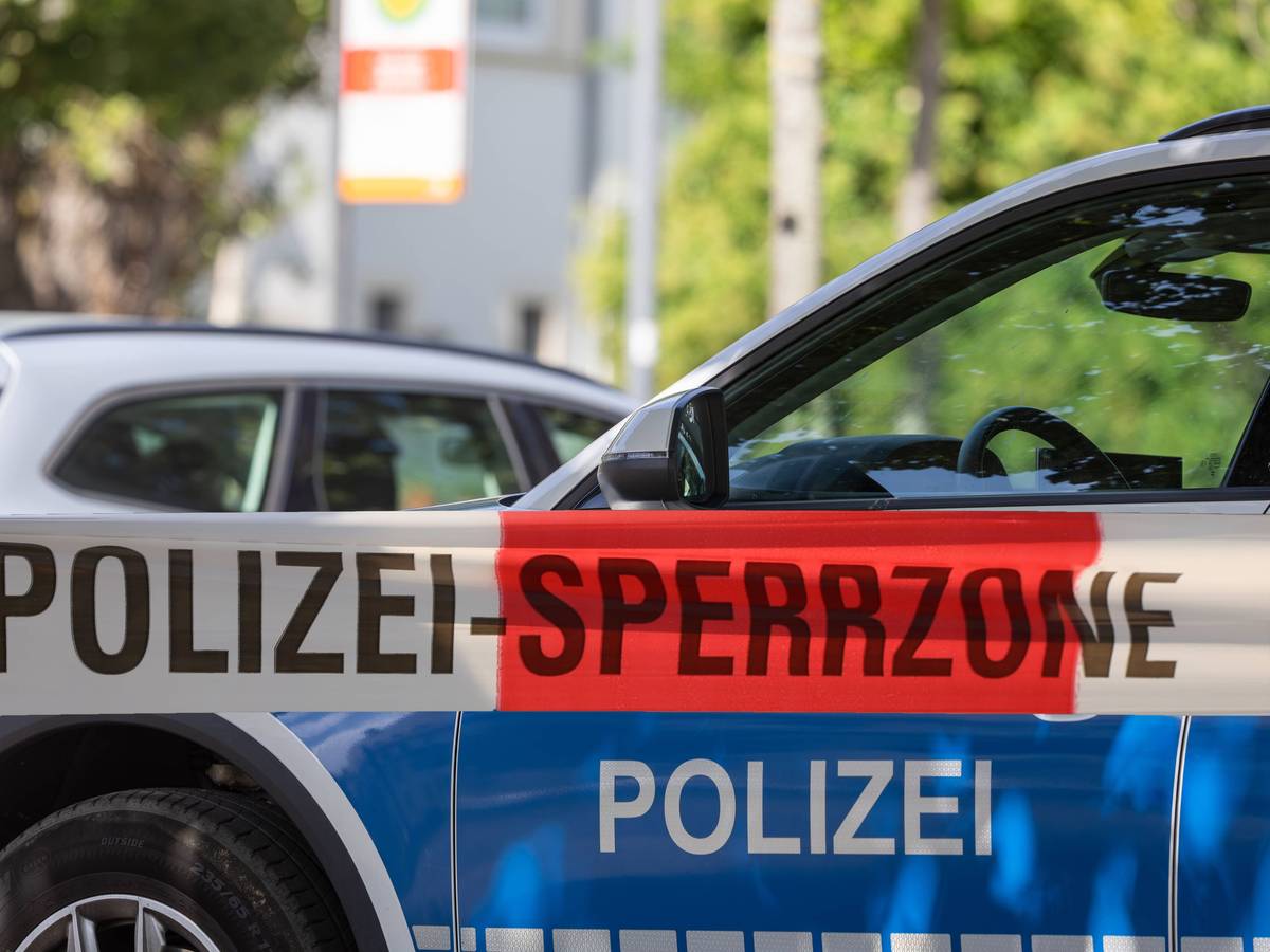 Absperrband der Polizei vor Einsatzfahrzeugen