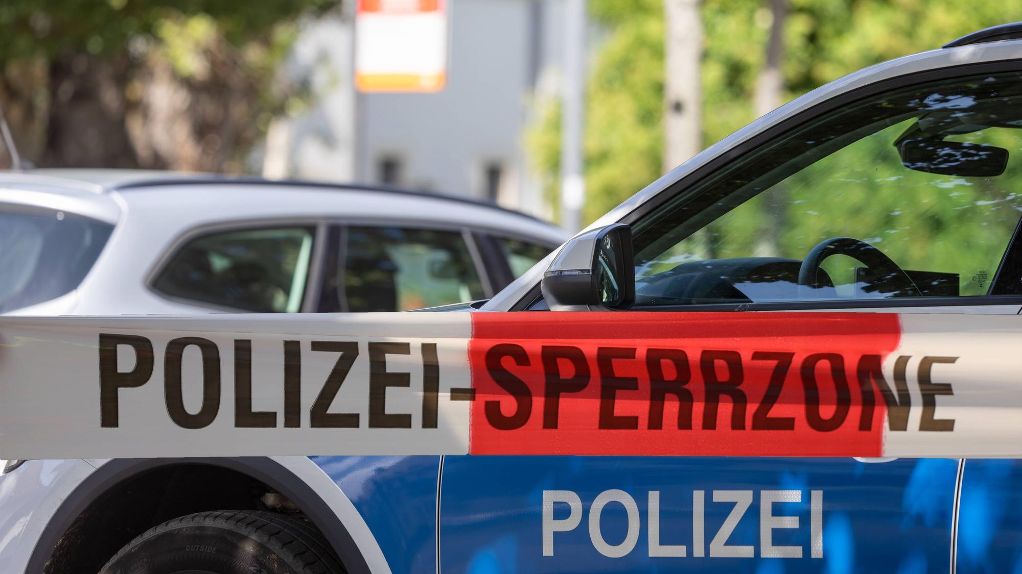 Absperrband der Polizei vor Einsatzfahrzeugen