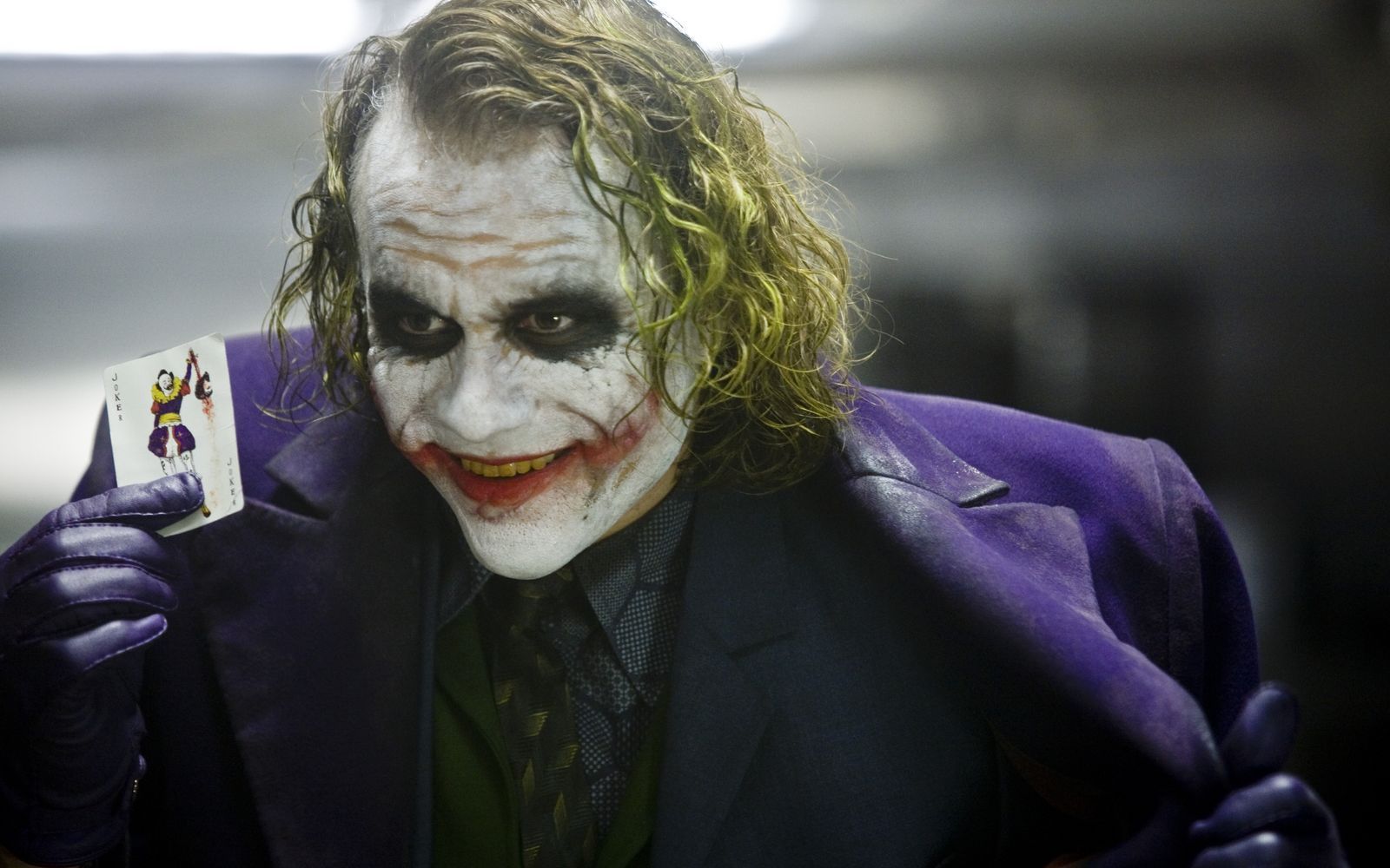 Der Joker (Heath Ledger), der permanent grinsende Anarchist, sorgt für Chaos in Gothams Straßen: Angst und Schrecken machen sich breit. Wer kann ihn aufhalten?  (Bild: RTL / 2016 Warner Bros. Entertainment Inc. and Ratpac-Dune Entertainment Inc. BATMAN V SUPERMAN DAWN OF JUSTICE and all related characters and elements are trademarks of and copyright DC Comics.)