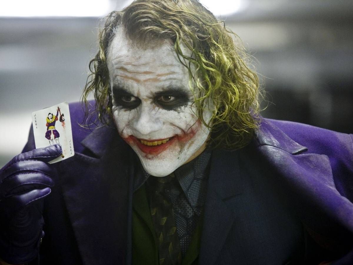 Der Joker (Heath Ledger), der permanent grinsende Anarchist, sorgt für Chaos in Gothams Straßen: Angst und Schrecken machen sich breit. Wer kann ihn aufhalten? (Bild: RTL / 2016 Warner Bros. Entertainment Inc. and Ratpac-Dune Entertainment Inc. BATMAN V SUPERMAN DAWN OF JUSTICE and all related characters and elements are trademarks of and copyright DC Comics.)