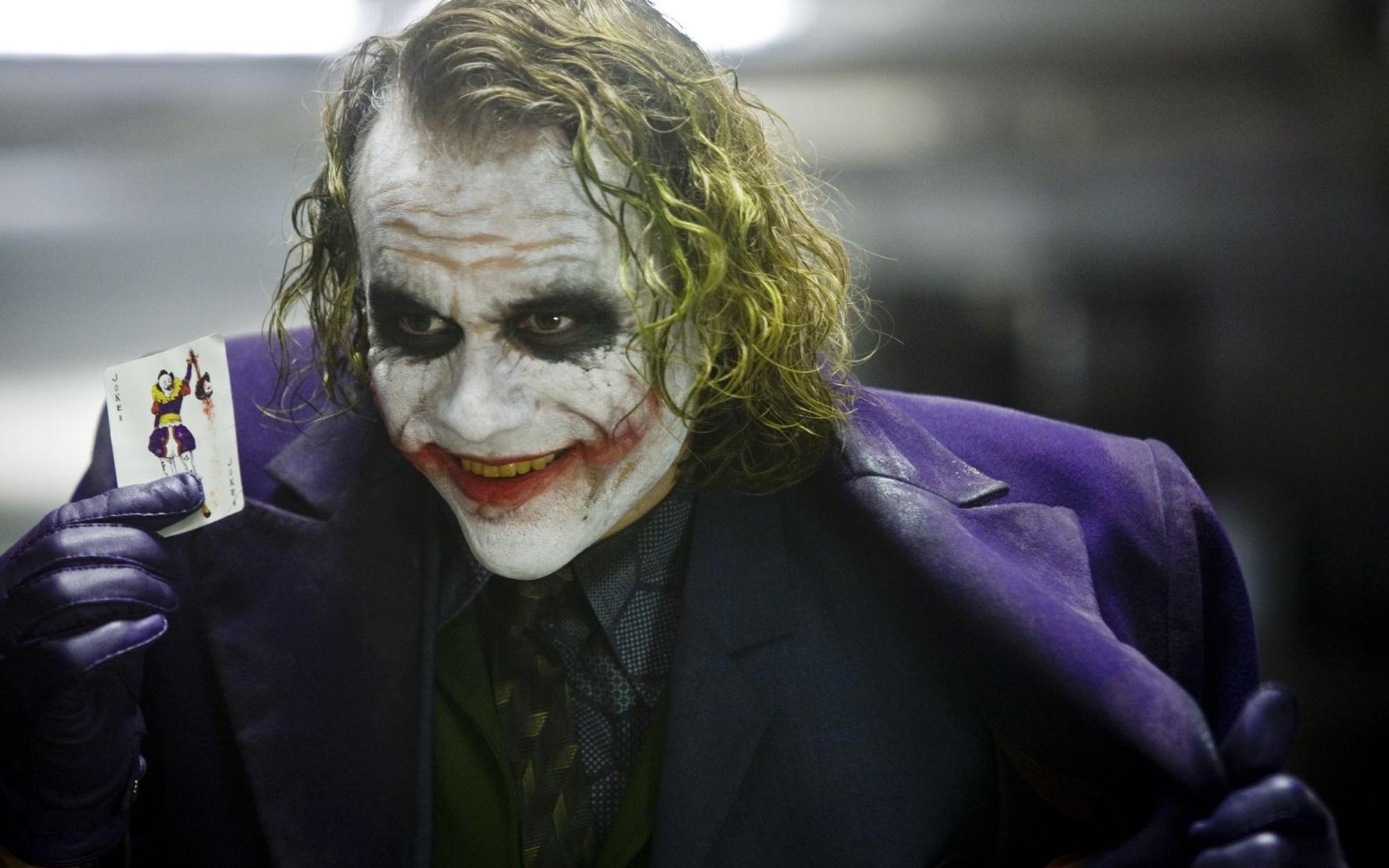 Der Joker (Heath Ledger), der permanent grinsende Anarchist, sorgt für Chaos in Gothams Straßen: Angst und Schrecken machen sich breit. Wer kann ihn aufhalten? (Bild: RTL / 2016 Warner Bros. Entertainment Inc. and Ratpac-Dune Entertainment Inc. BATMAN V SUPERMAN DAWN OF JUSTICE and all related characters and elements are trademarks of and copyright DC Comics.)