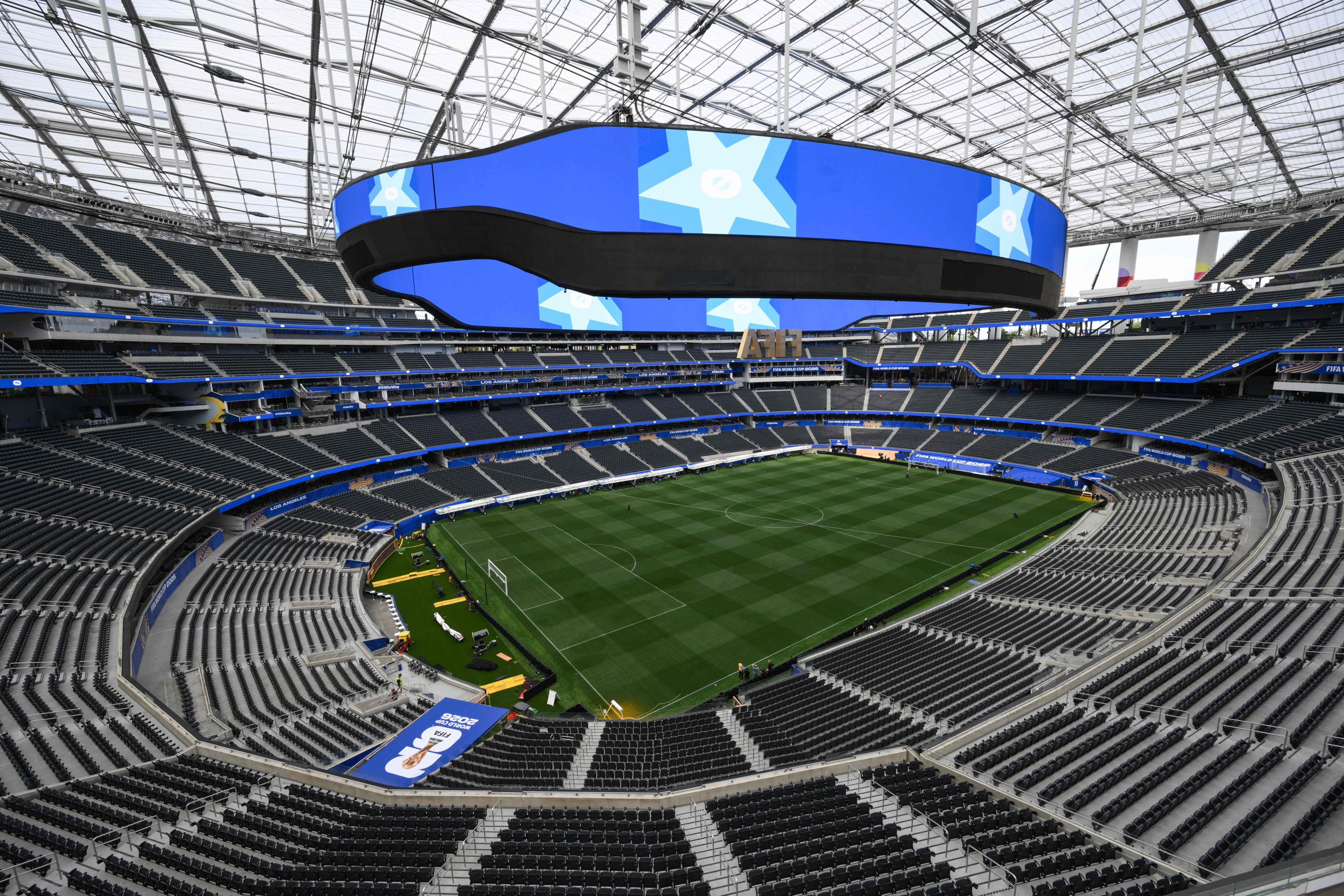 Blick in ein gigantisches Fußballstadion mit leeren Rängen