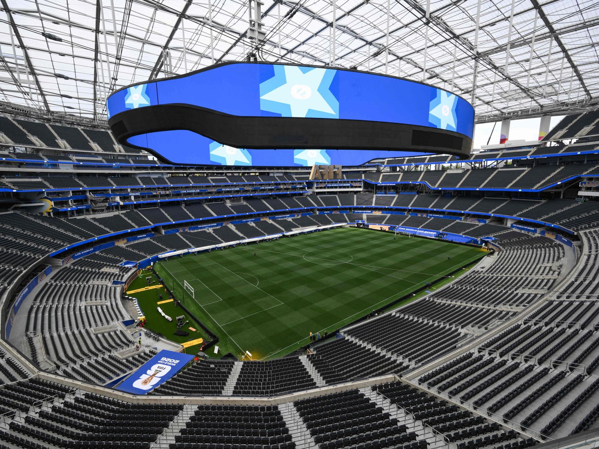 Blick in ein gigantisches Fußballstadion mit leeren Rängen