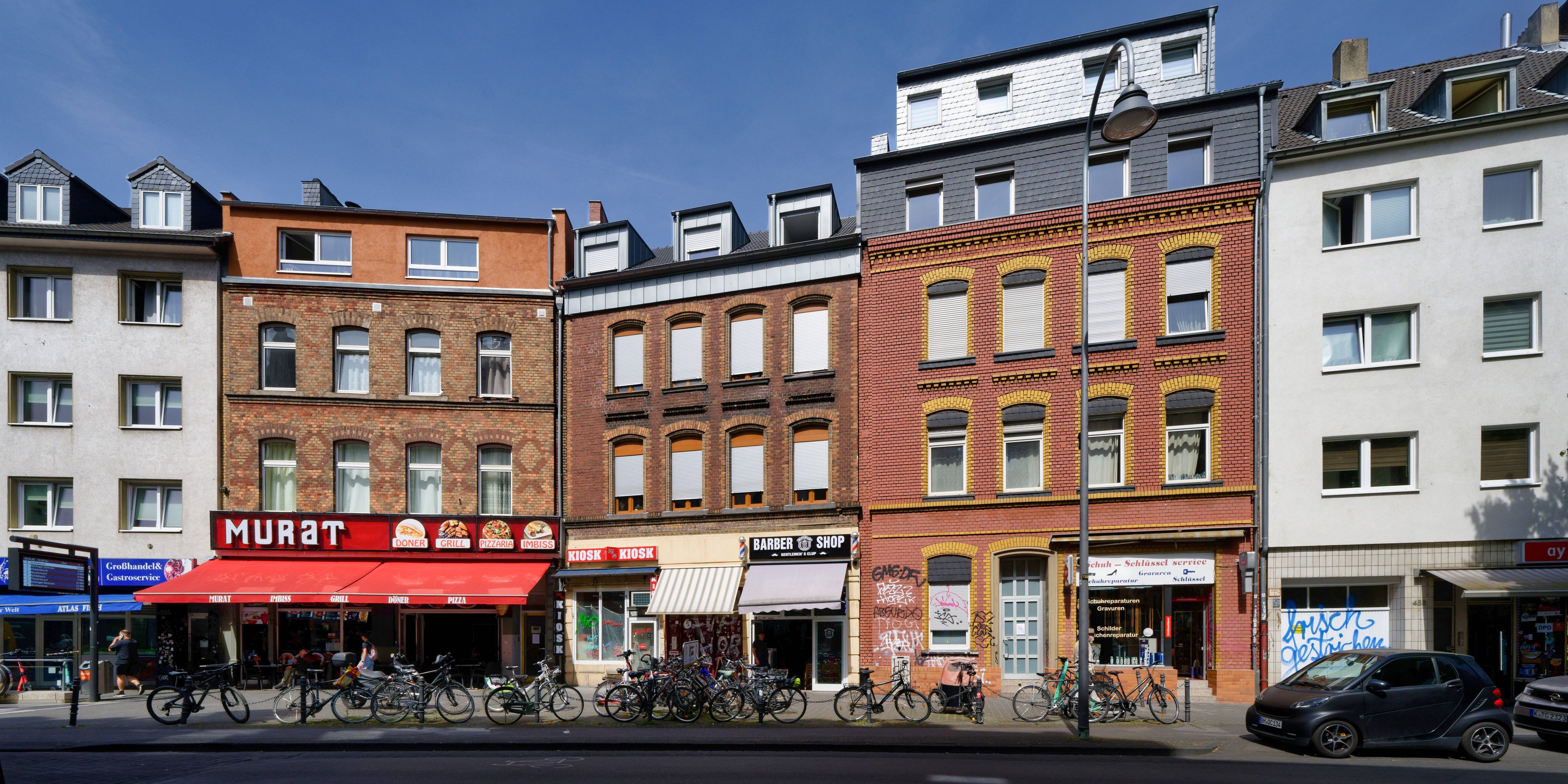 Blick auf Wohn- und Geschäftshäuser in Köln-Ehrenfeld. Die Wohnungssuche wird für viele in der Stadt zu einem Albtraum.