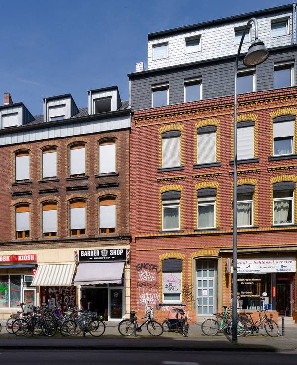 Blick auf Wohn- und Geschäftshäuser in Köln-Ehrenfeld. Die Wohnungssuche wird für viele in der Stadt zu einem Albtraum.