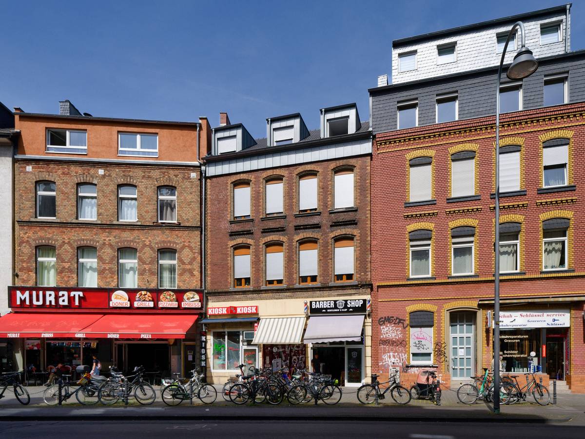 Blick auf Wohn- und Geschäftshäuser in Köln-Ehrenfeld. Die Wohnungssuche wird für viele in der Stadt zu einem Albtraum.