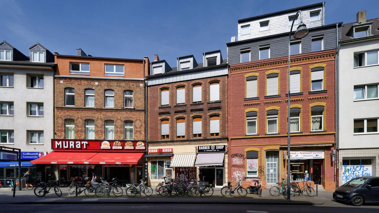 Blick auf Wohn- und Geschäftshäuser in Köln-Ehrenfeld. Die Wohnungssuche wird für viele in der Stadt zu einem Albtraum.