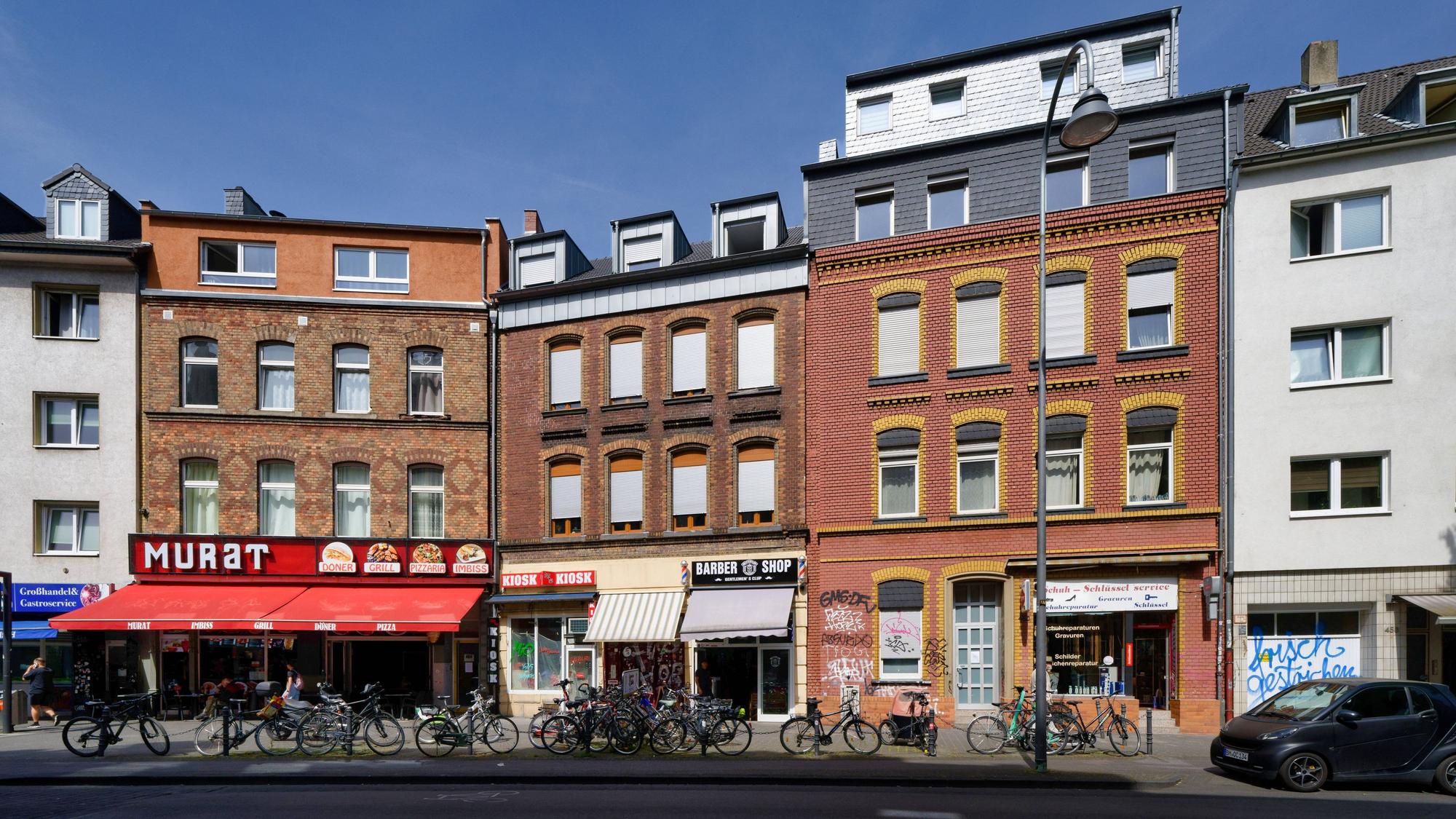 Blick auf Wohn- und Geschäftshäuser in Köln-Ehrenfeld. Die Wohnungssuche wird für viele in der Stadt zu einem Albtraum.