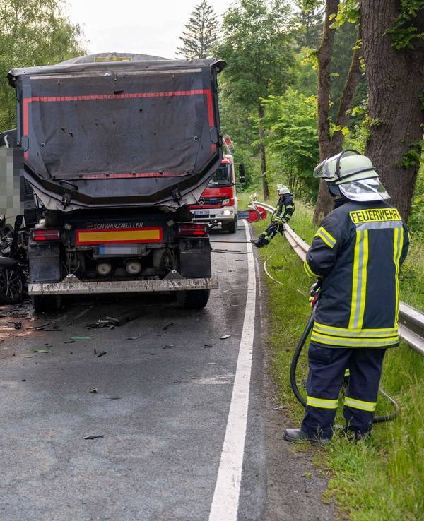 Autofahrer stirbt nach Kollision mit Lkw