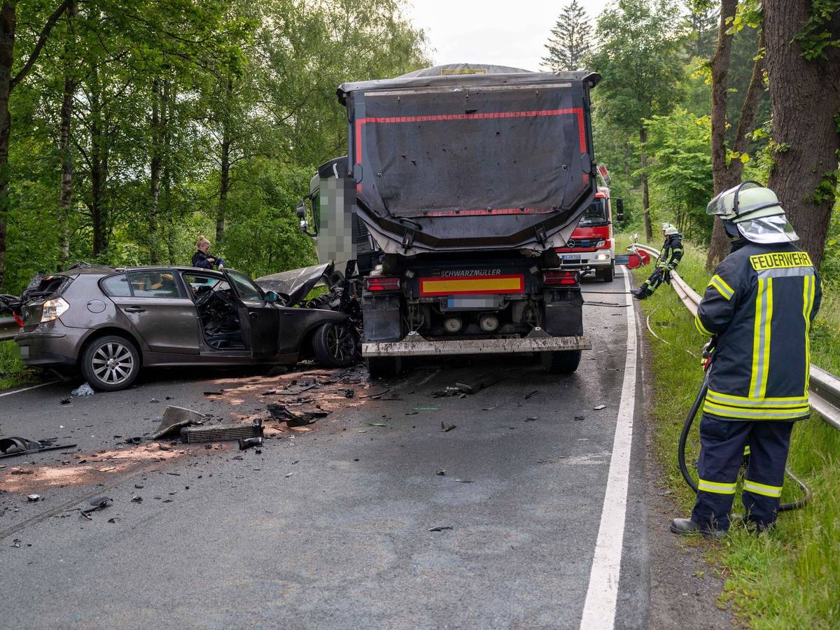 Autofahrer stirbt nach Kollision mit Lkw