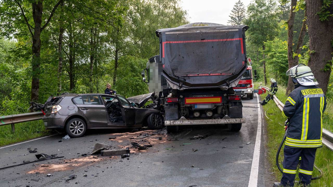 Autofahrer stirbt nach Kollision mit Lkw