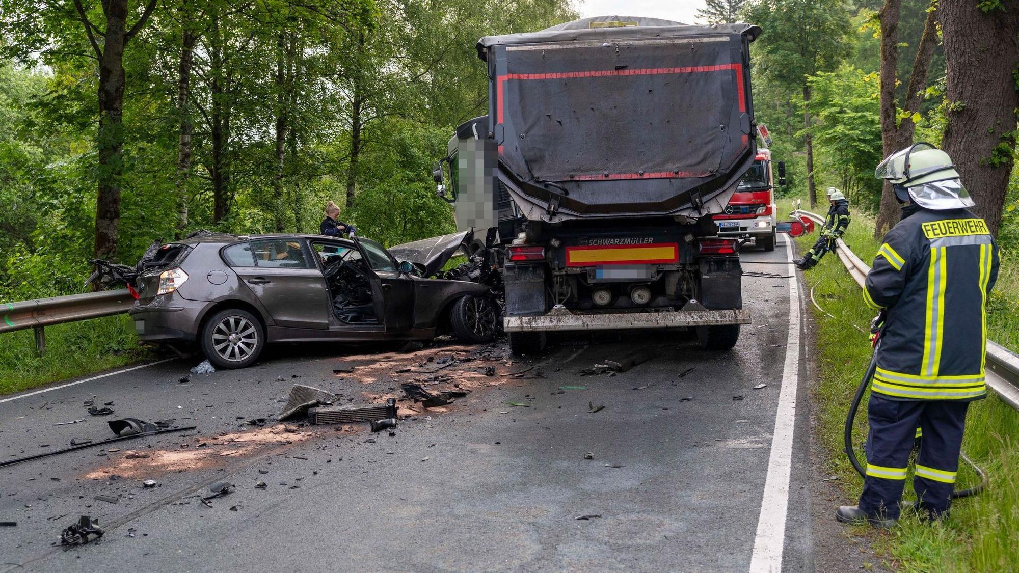 Autofahrer stirbt nach Kollision mit Lkw