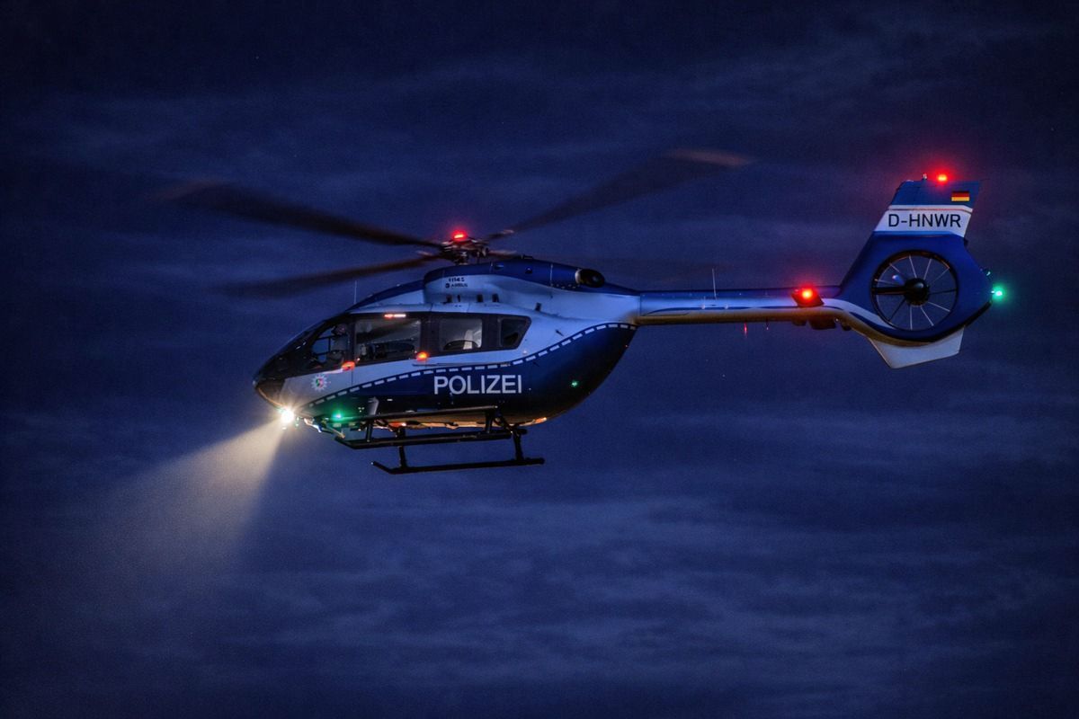 Ein Polizeihubschrauber in der Nacht am Himmel.