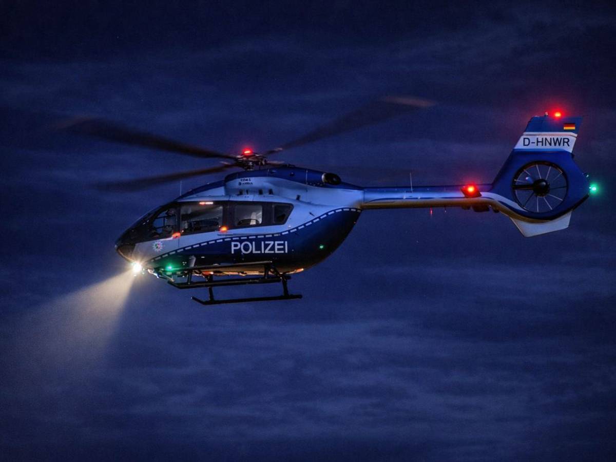 Ein Polizeihubschrauber in der Nacht am Himmel.