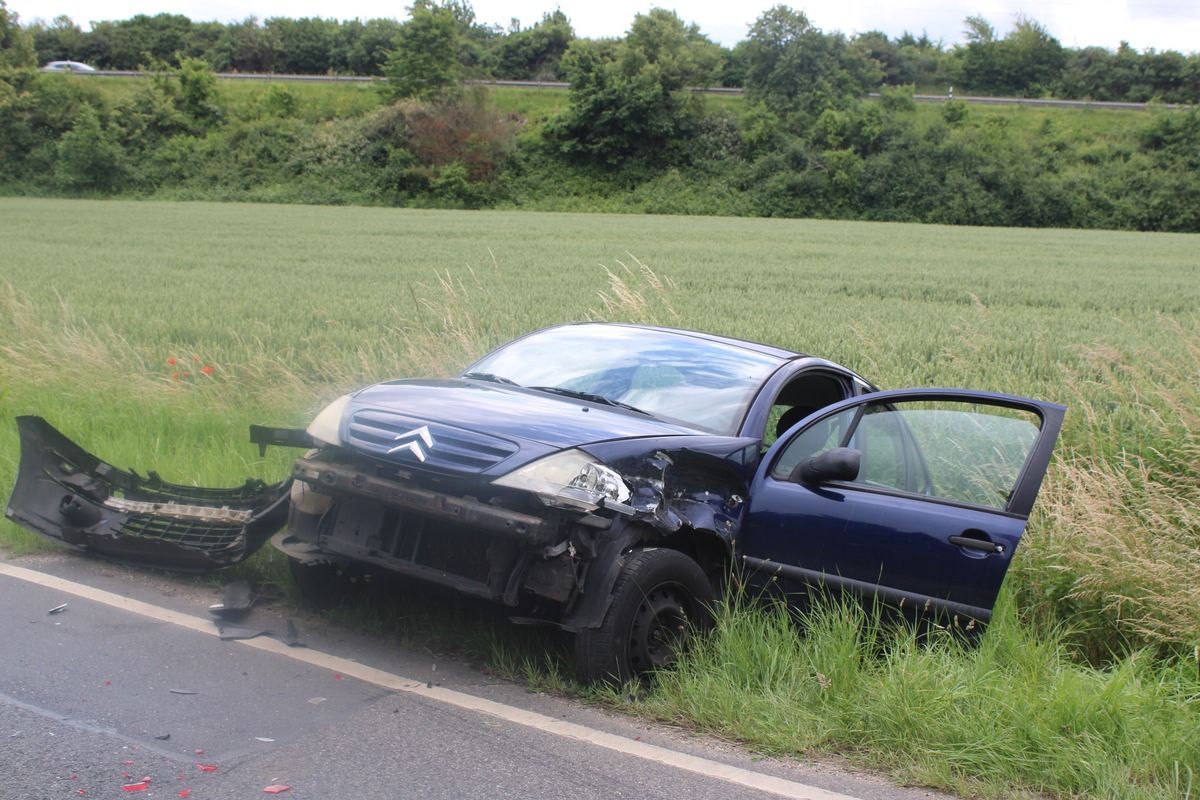 Auto landet nach Auffahrunfall im Graben in Düren.