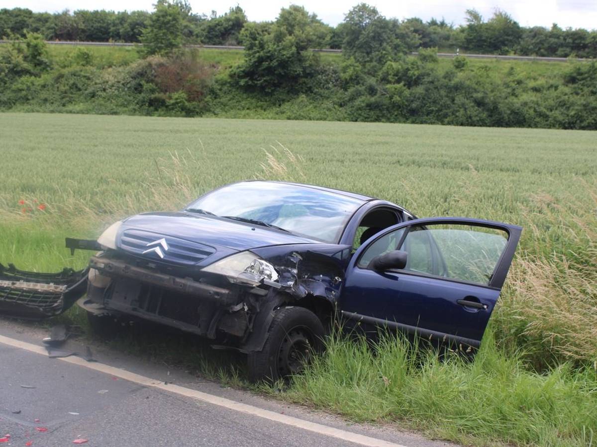 Auto landet nach Auffahrunfall im Graben in Düren.