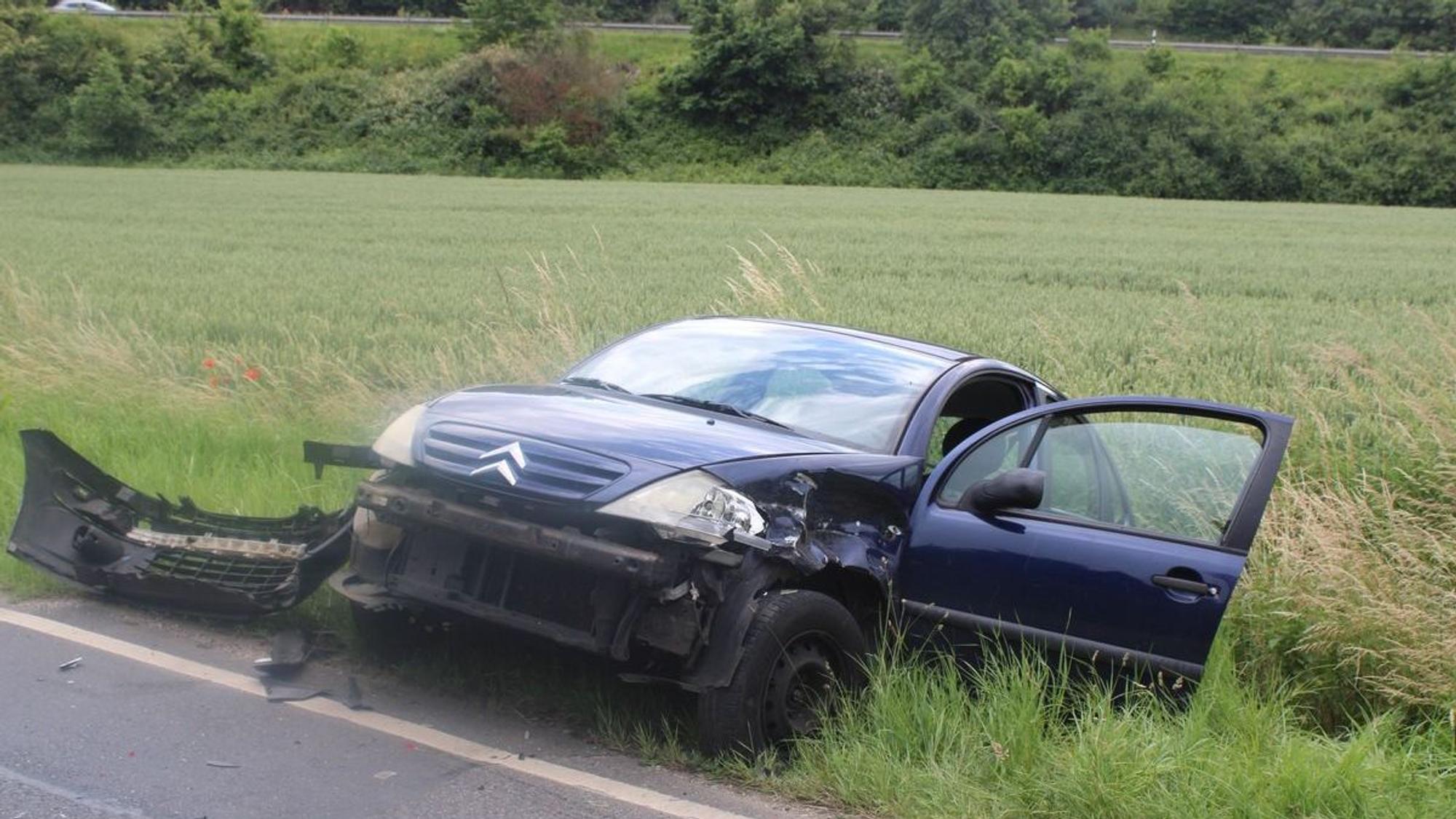 Auto landet nach Auffahrunfall im Graben in Düren.
