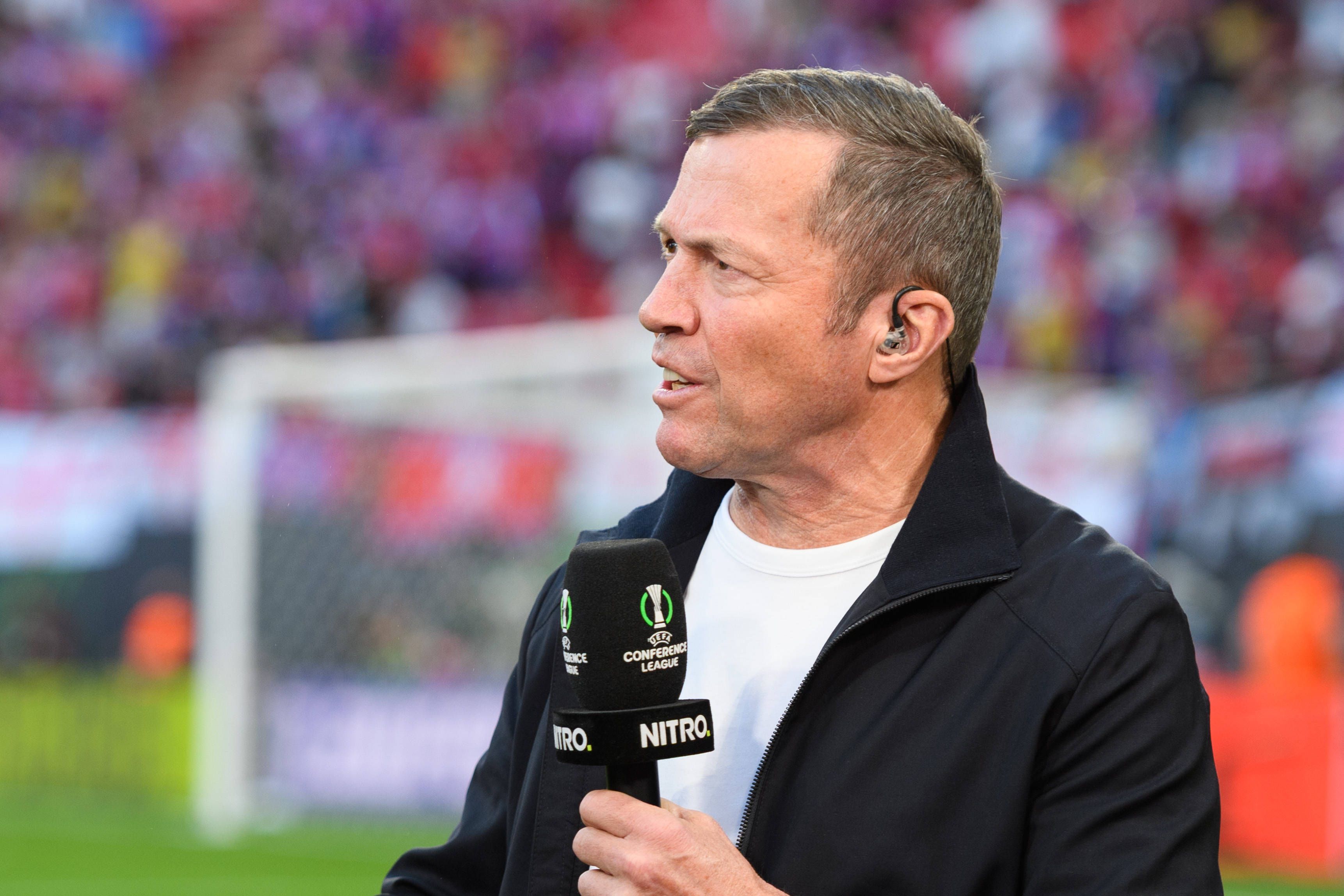 Lothar Matthäus mit Mikro in der Hand.