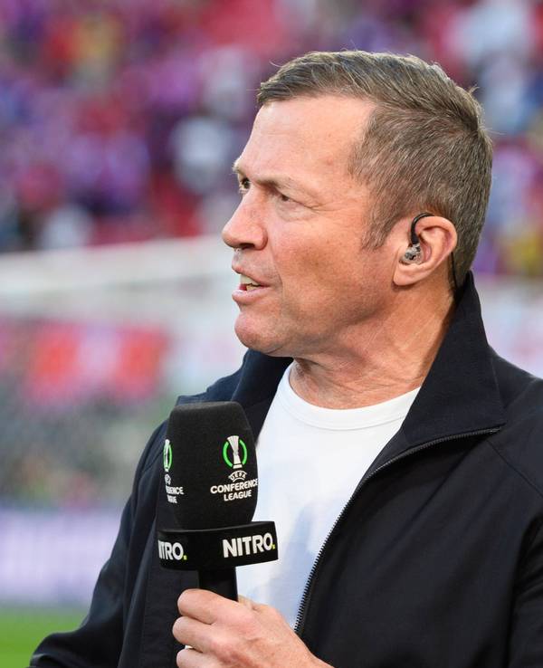 Lothar Matthäus mit Mikro in der Hand.
