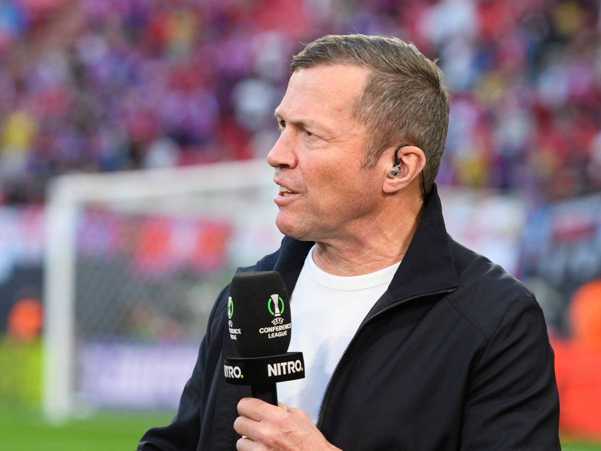 Lothar Matthäus mit Mikro in der Hand.