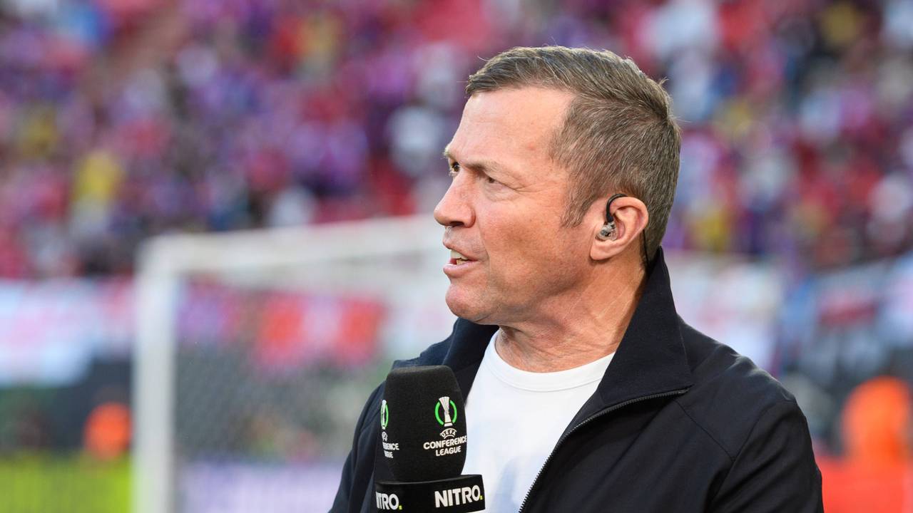 Lothar Matthäus mit Mikro in der Hand.