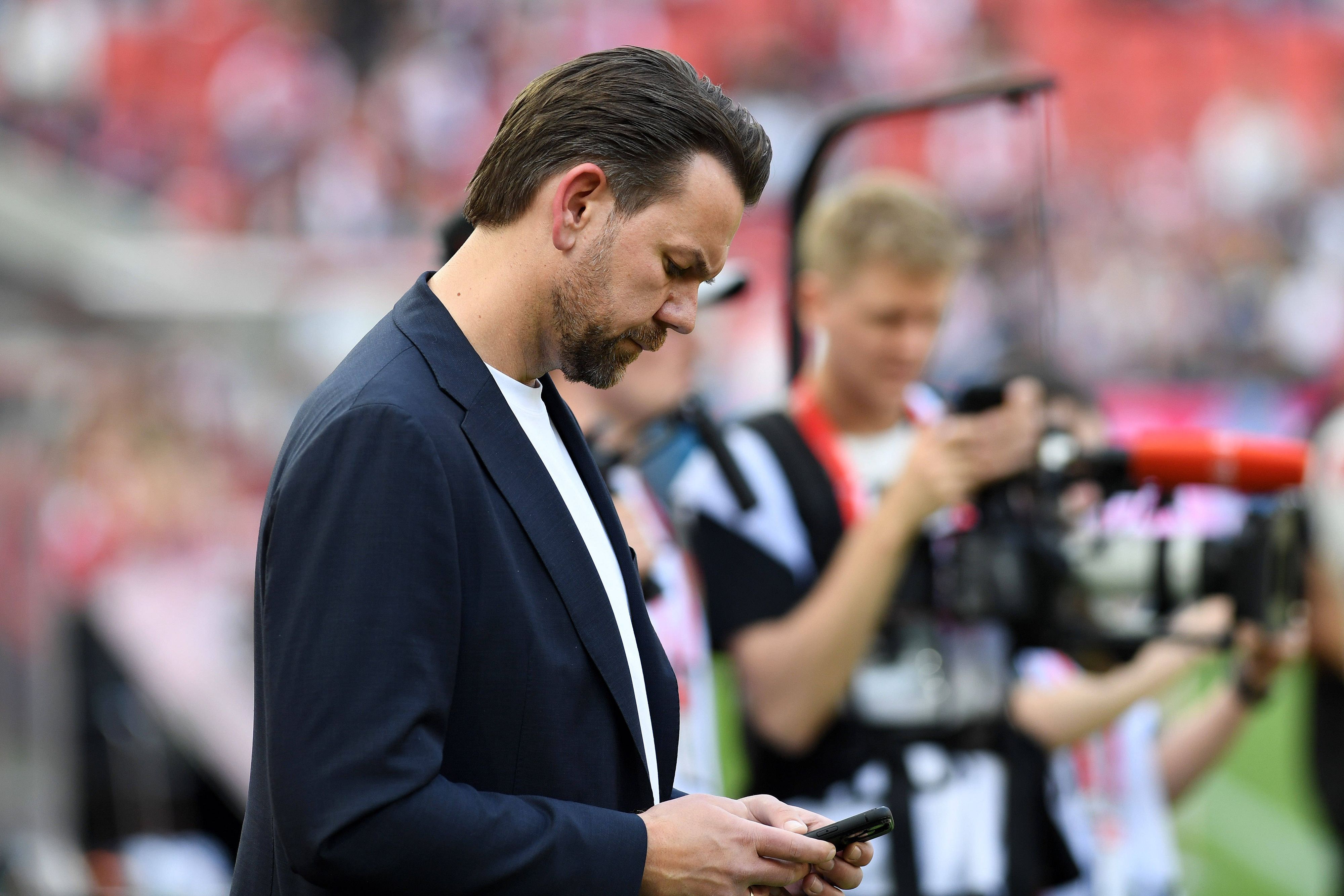 Thomas Kessler tippt auf dem Handy.