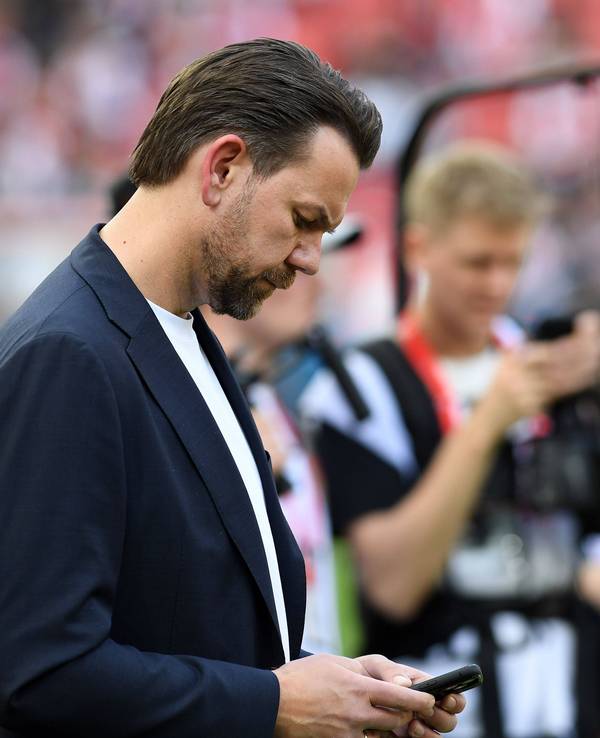 Sportdirektor Thomas Kessler 1. FC Köln schaut auf sein Handy