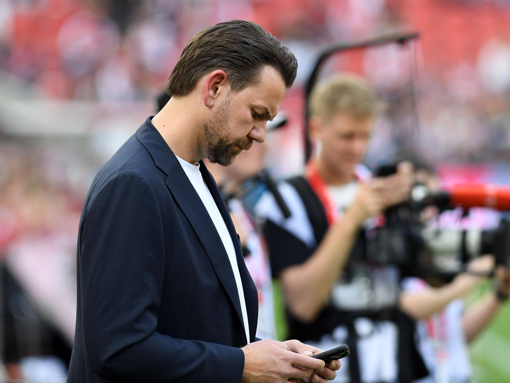 Sportdirektor Thomas Kessler 1. FC Köln schaut auf sein Handy