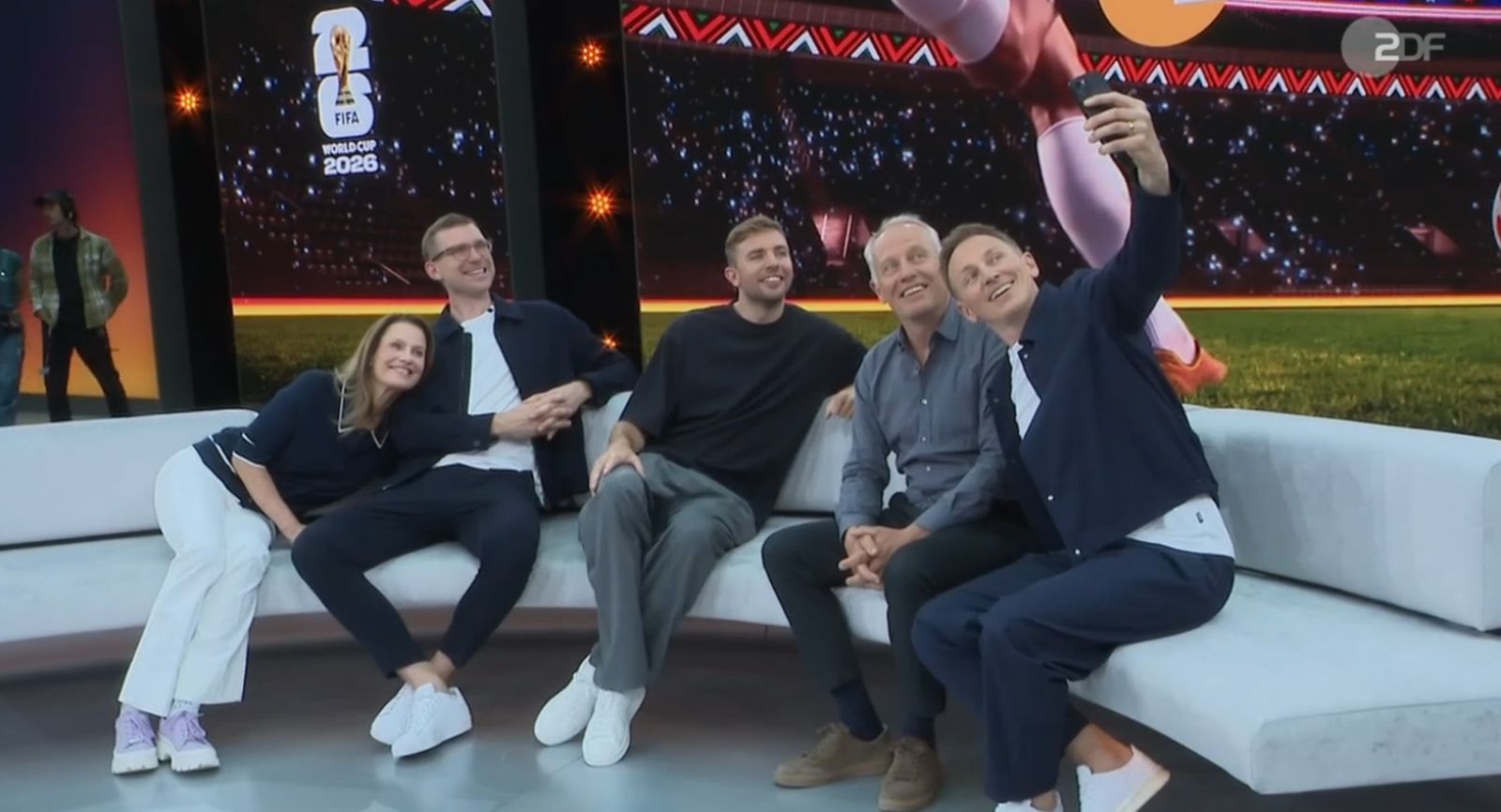 Gute Stimung, guter Auftakt: Beim ZDF starteten (von links) Katrin Müller-Hohenstein, Per Mertesacker, Christoph Kramer, Christian Streich und Jochen Breyer gut gelaunt in die Fußball-WM. (Bild: ZDF)