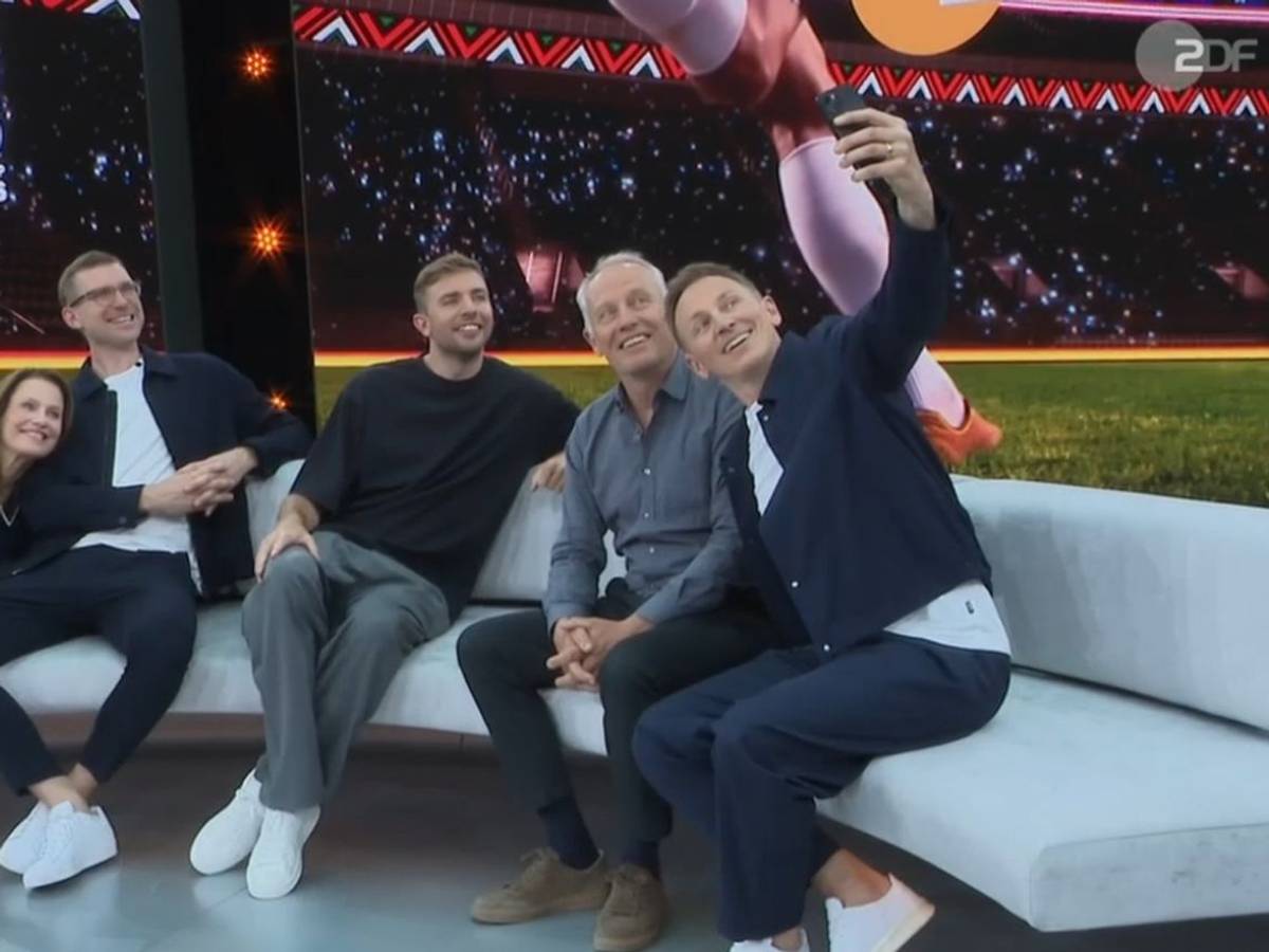 Gute Stimung, guter Auftakt: Beim ZDF starteten (von links) Katrin Müller-Hohenstein, Per Mertesacker, Christoph Kramer, Christian Streich und Jochen Breyer gut gelaunt in die Fußball-WM. (Bild: ZDF)