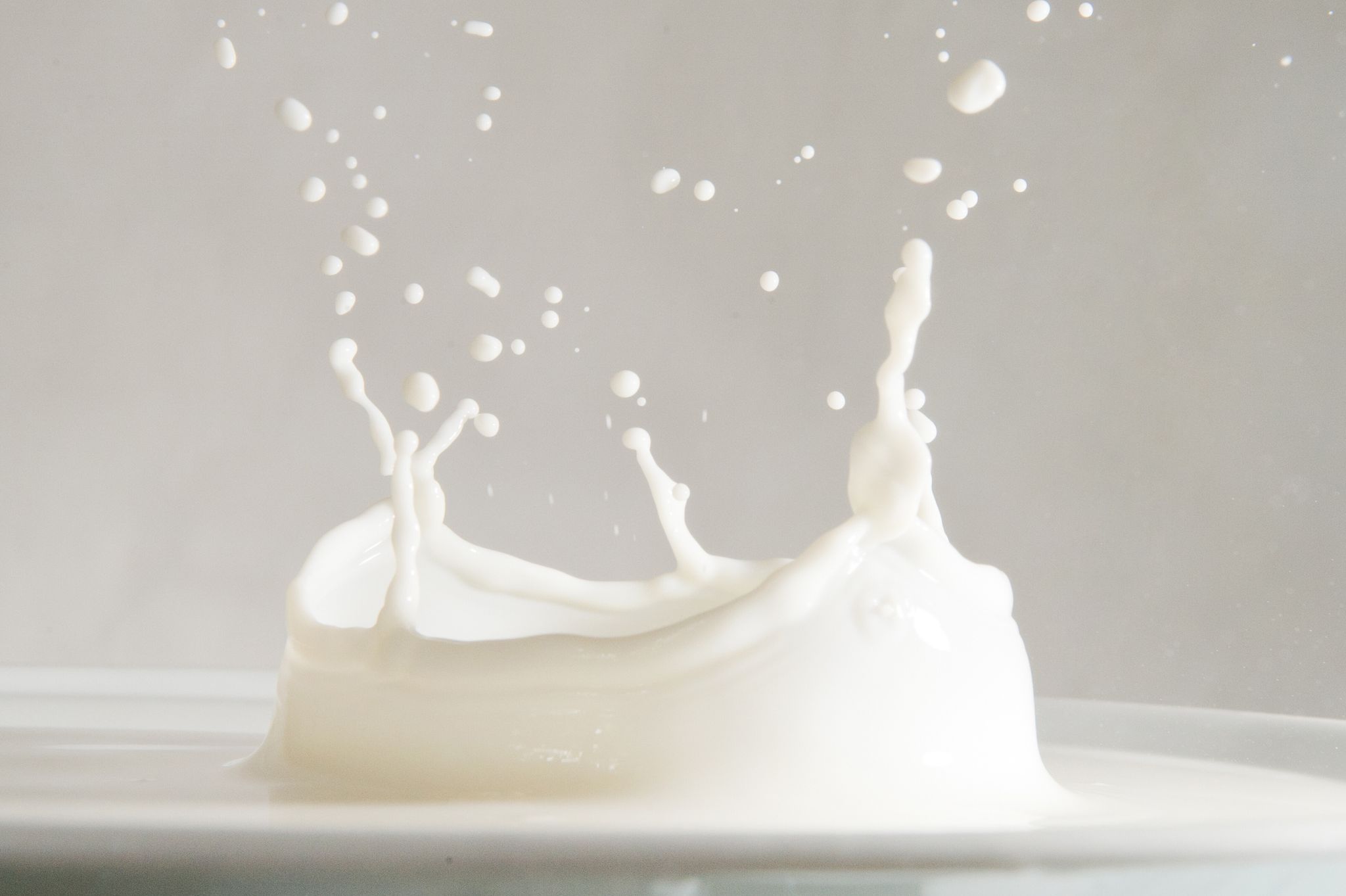 Milch spritzt in einem Glas