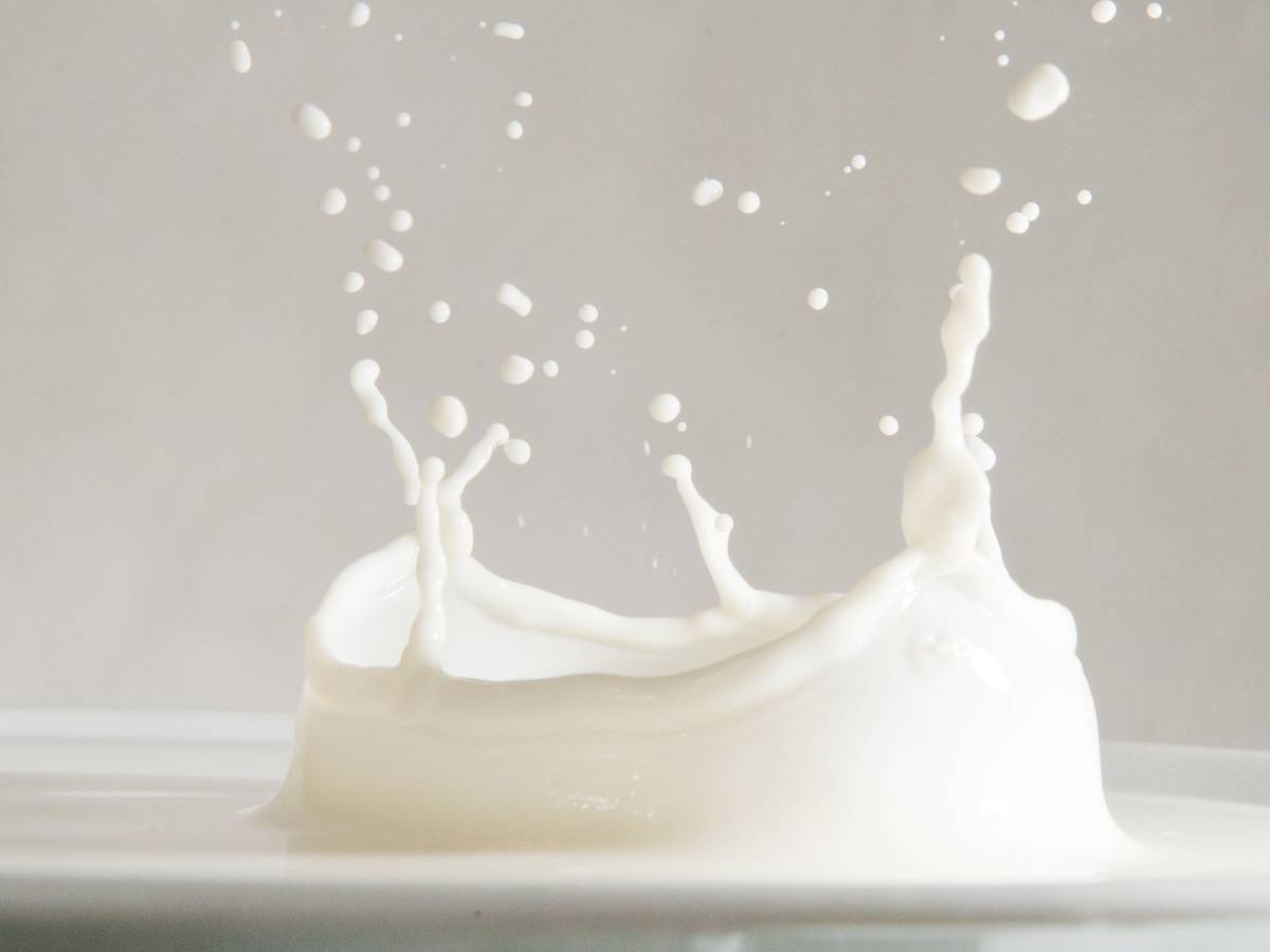 Milch spritzt in einem Glas