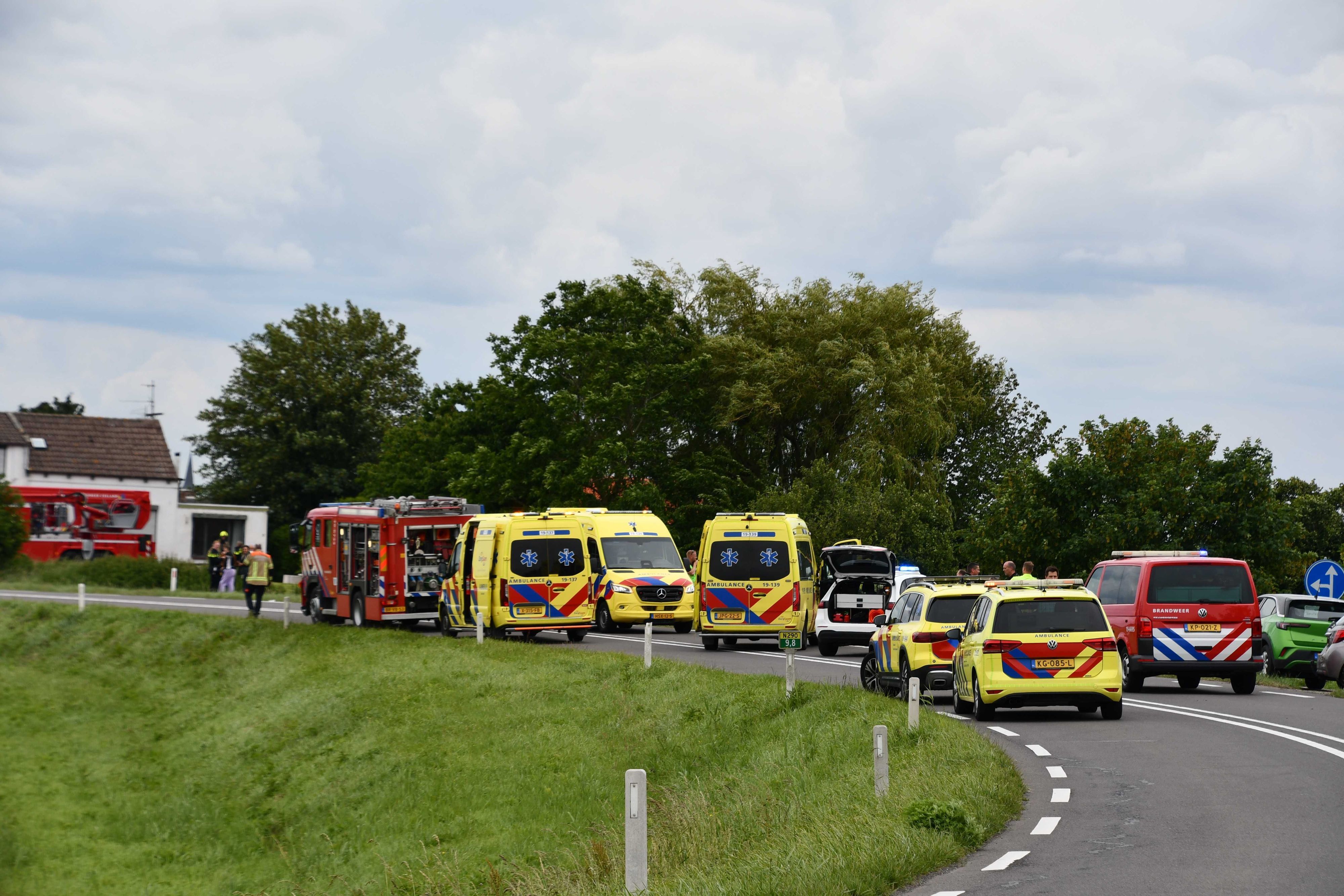Rettungskräfte sind am Unfallort auf der N290 im Einsatz. In den Niederlanden ist ein Auto in eine Schülergruppe auf Fahrrädern geschleudert.