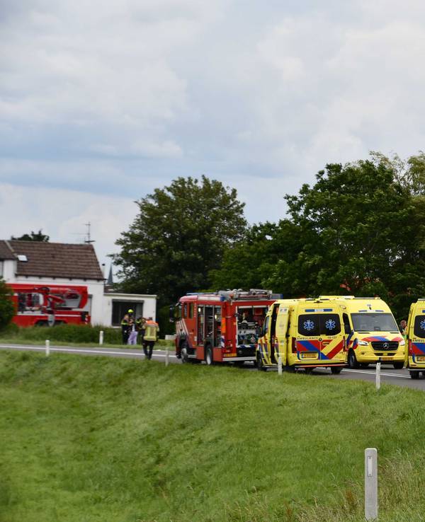 Rettungskräfte sind am Unfallort auf der N290 im Einsatz. In den Niederlanden ist ein Auto in eine Schülergruppe auf Fahrrädern geschleudert.