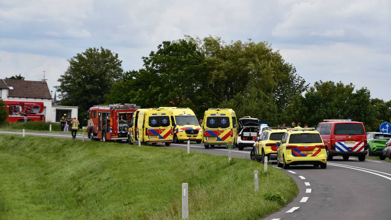 Rettungskräfte sind am Unfallort auf der N290 im Einsatz. In den Niederlanden ist ein Auto in eine Schülergruppe auf Fahrrädern geschleudert.
