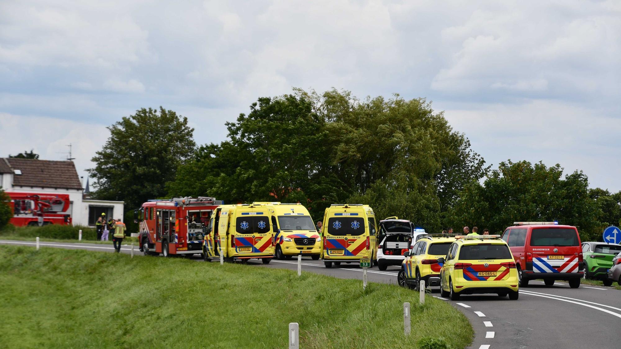 Rettungskräfte sind am Unfallort auf der N290 im Einsatz. In den Niederlanden ist ein Auto in eine Schülergruppe auf Fahrrädern geschleudert.