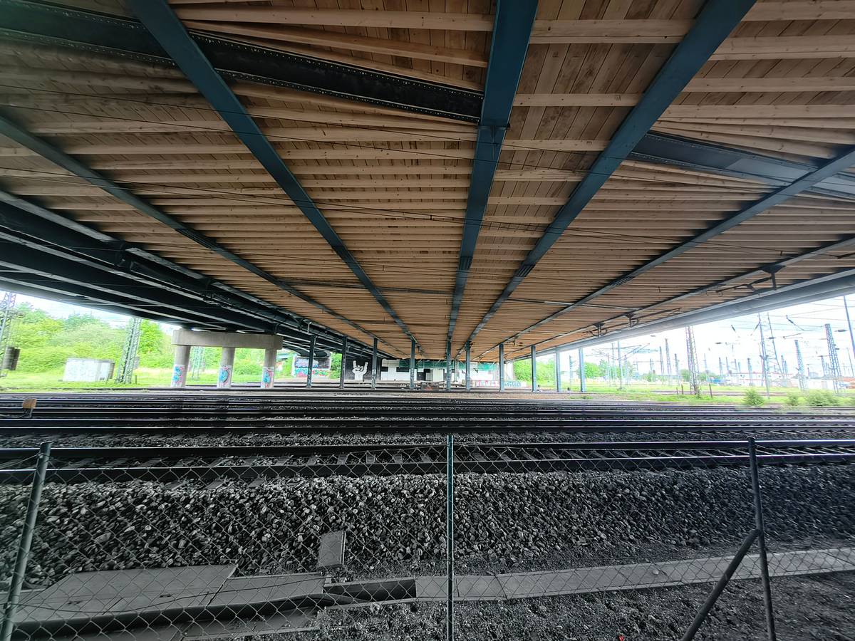 Die A4-Autobahnbrücke Eifeltor: Die marode Seite der Brücke ist von unten mit Holz verkleidet. Hier knarzt es heftig.
