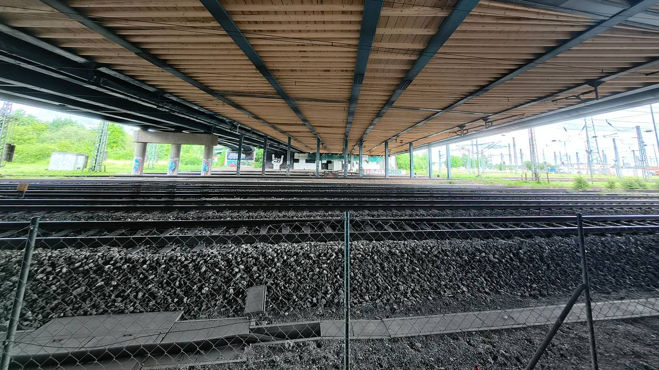 Die A4-Autobahnbrücke Eifeltor: Die marode Seite der Brücke ist von unten mit Holz verkleidet. Hier knarzt es heftig.