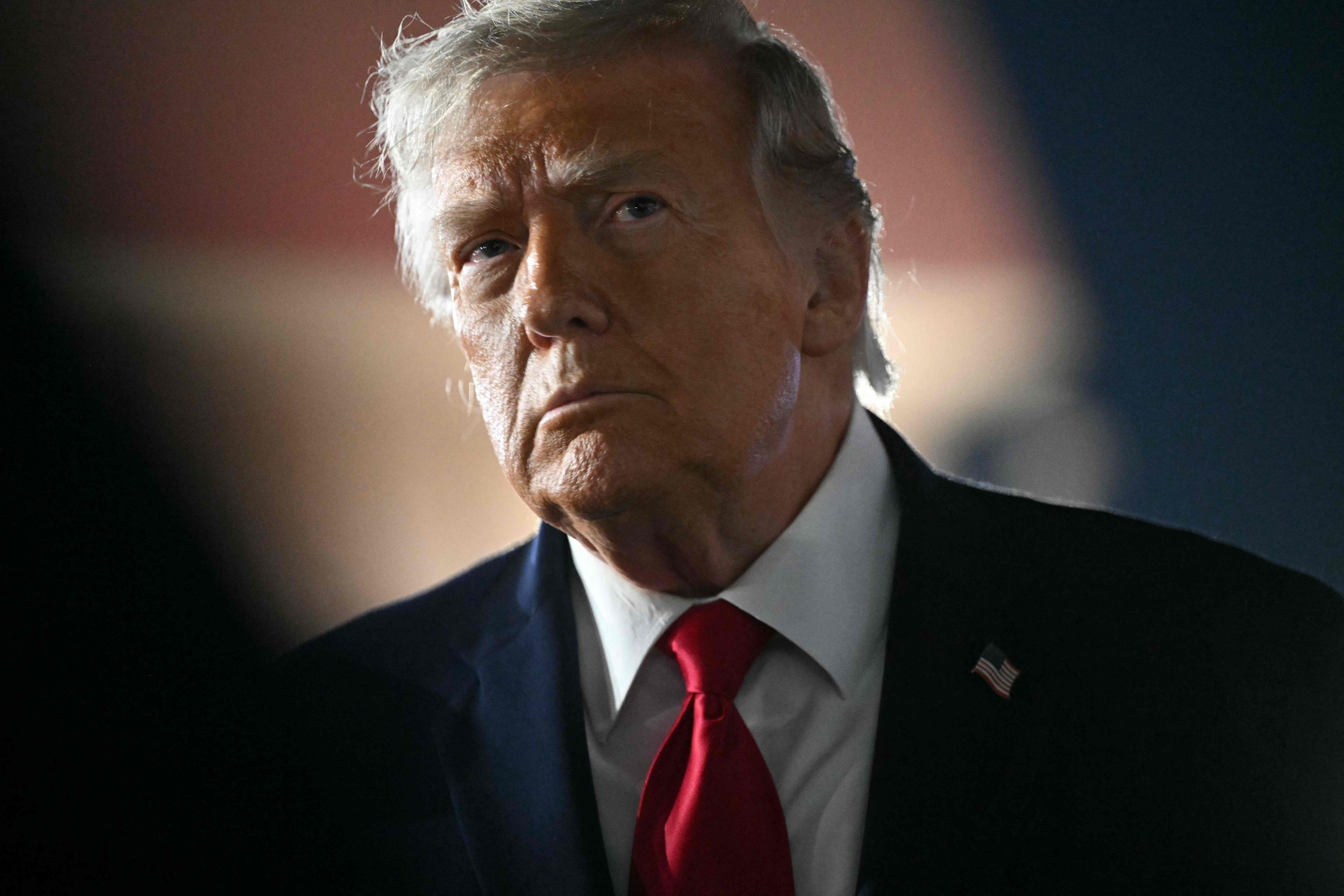 US-Präsident Donald Trump kurz bevor er die Air Force Pne am 9. Juni betritt.