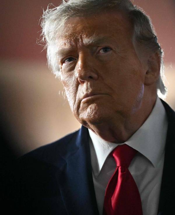 US-Präsident Donald Trump kurz bevor er die Air Force Pne am 9. Juni betritt.