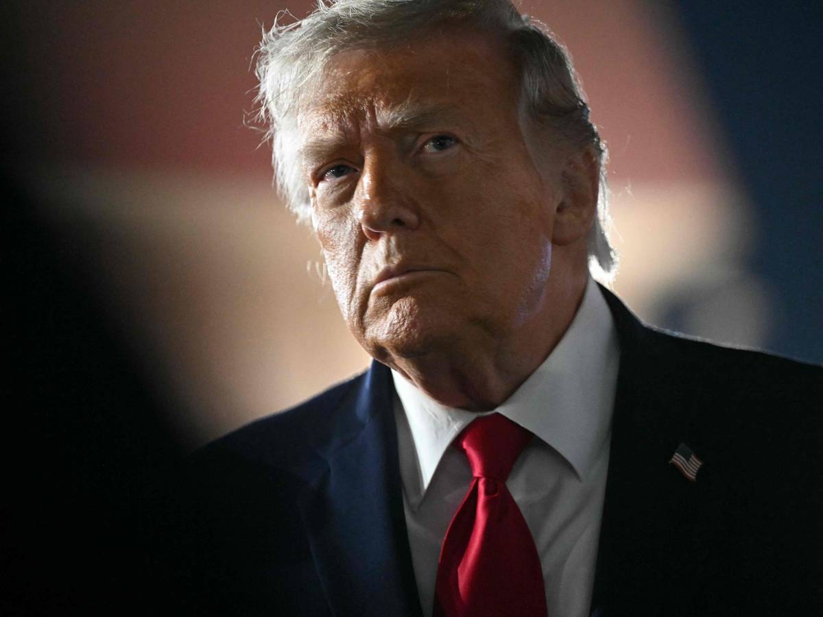 US-Präsident Donald Trump kurz bevor er die Air Force Pne am 9. Juni betritt.