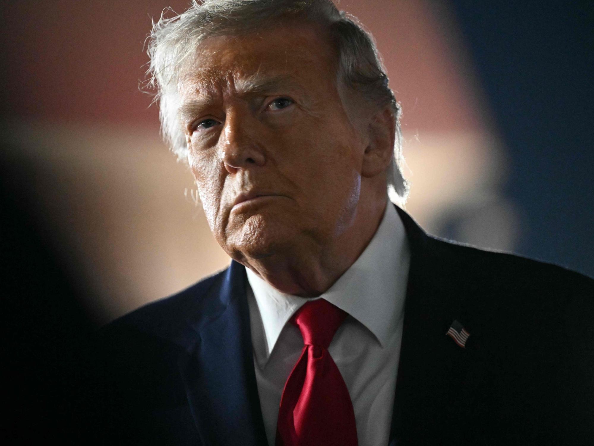 US-Präsident Donald Trump kurz bevor er die Air Force Pne am 9. Juni betritt.